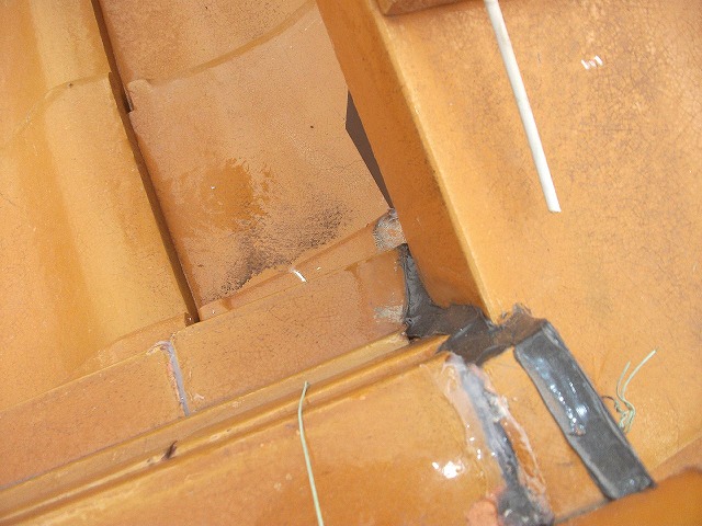 細かな継ぎ目の隙間をシーリング材で保護